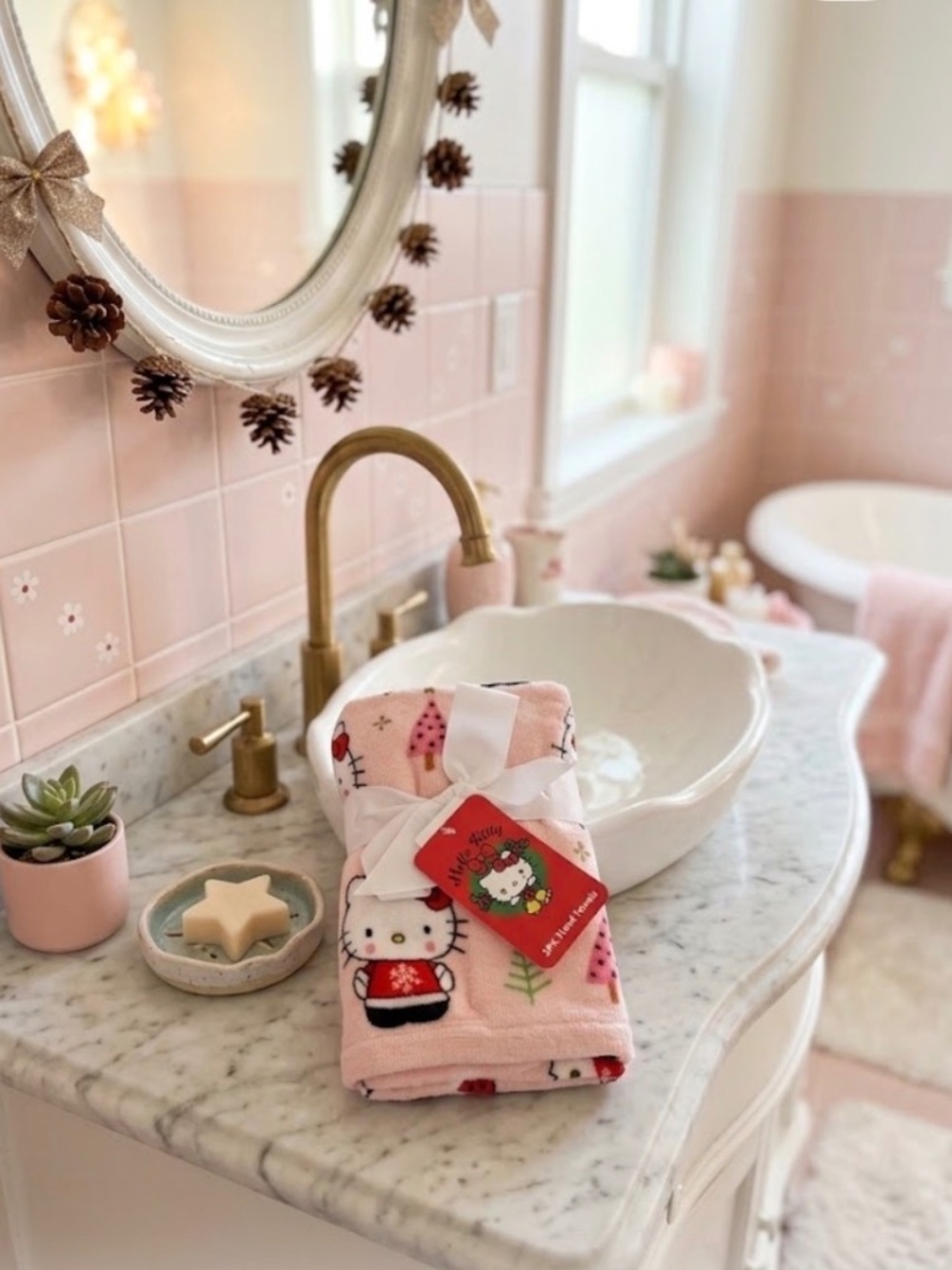 NWT Hello Kitty Christmas Holiday Pink Hand Towels 2 Pack Set 16x26